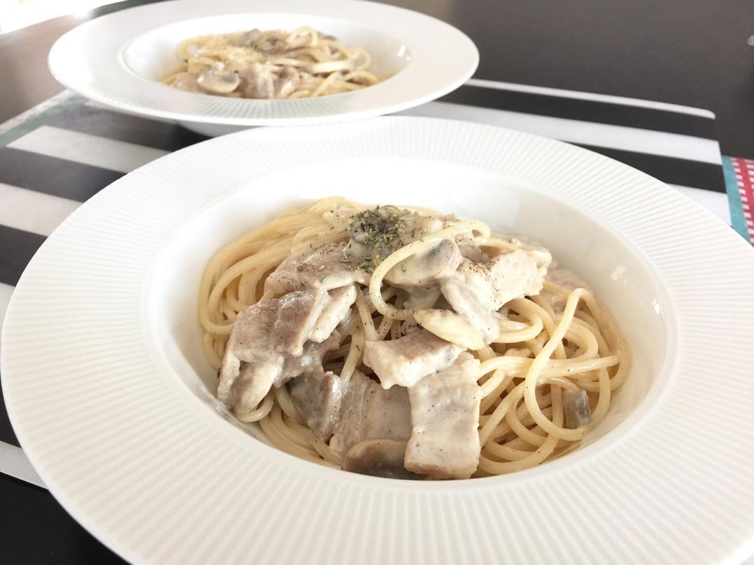 奶油培根蘑菇意面