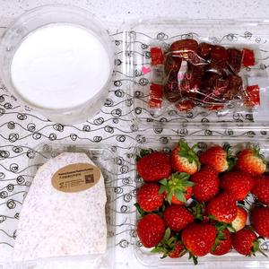 红枣香芋泥草莓酸奶的做法 步骤2