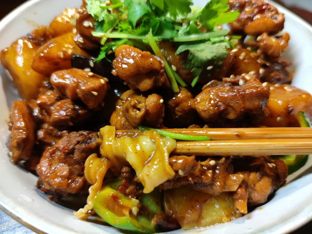 土豆焖鸡的做法