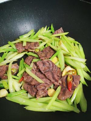 芹菜炒牛肉的做法 步骤6