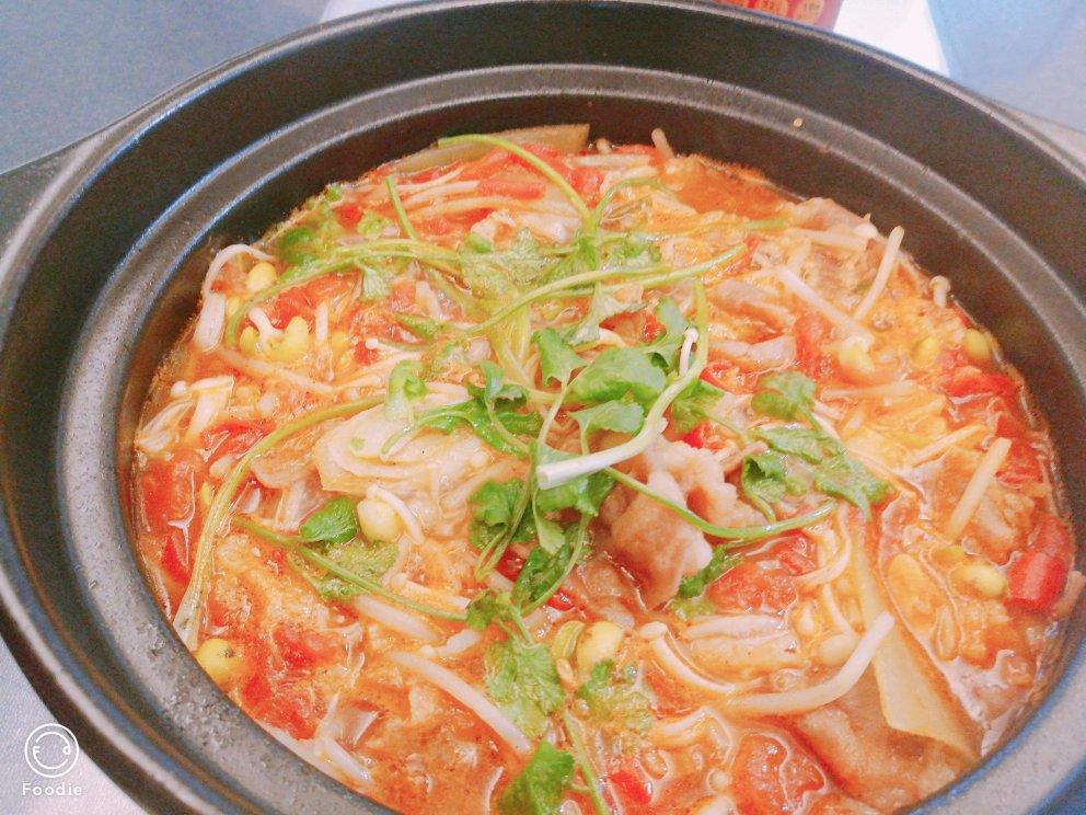 暖阳里的酸汤肥牛金针菇