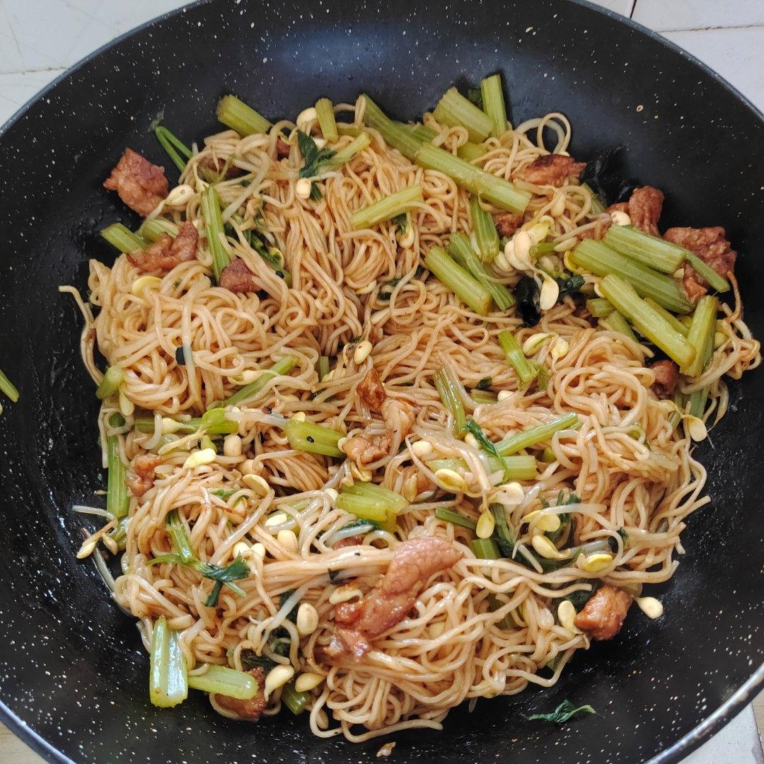 芹菜豆芽焖面