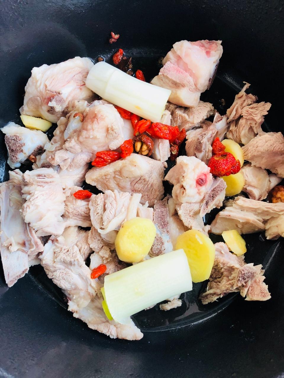 清炖羊肉萝卜汤——staub珐琅铸铁锅