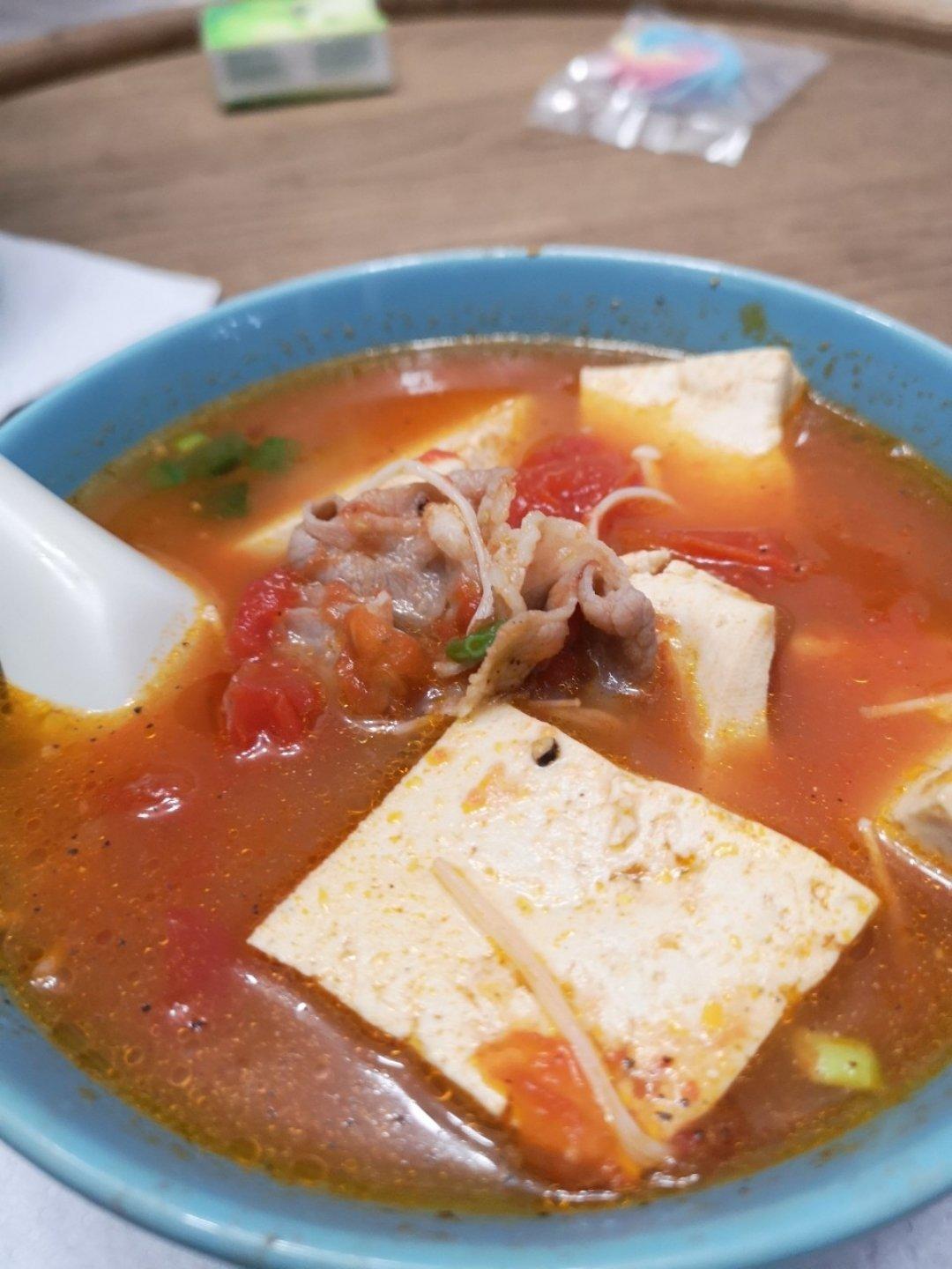 番茄金针菇肥牛锅 鲜到眉毛掉