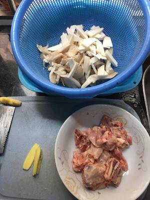 鸡肉杂菇煲的做法 步骤1