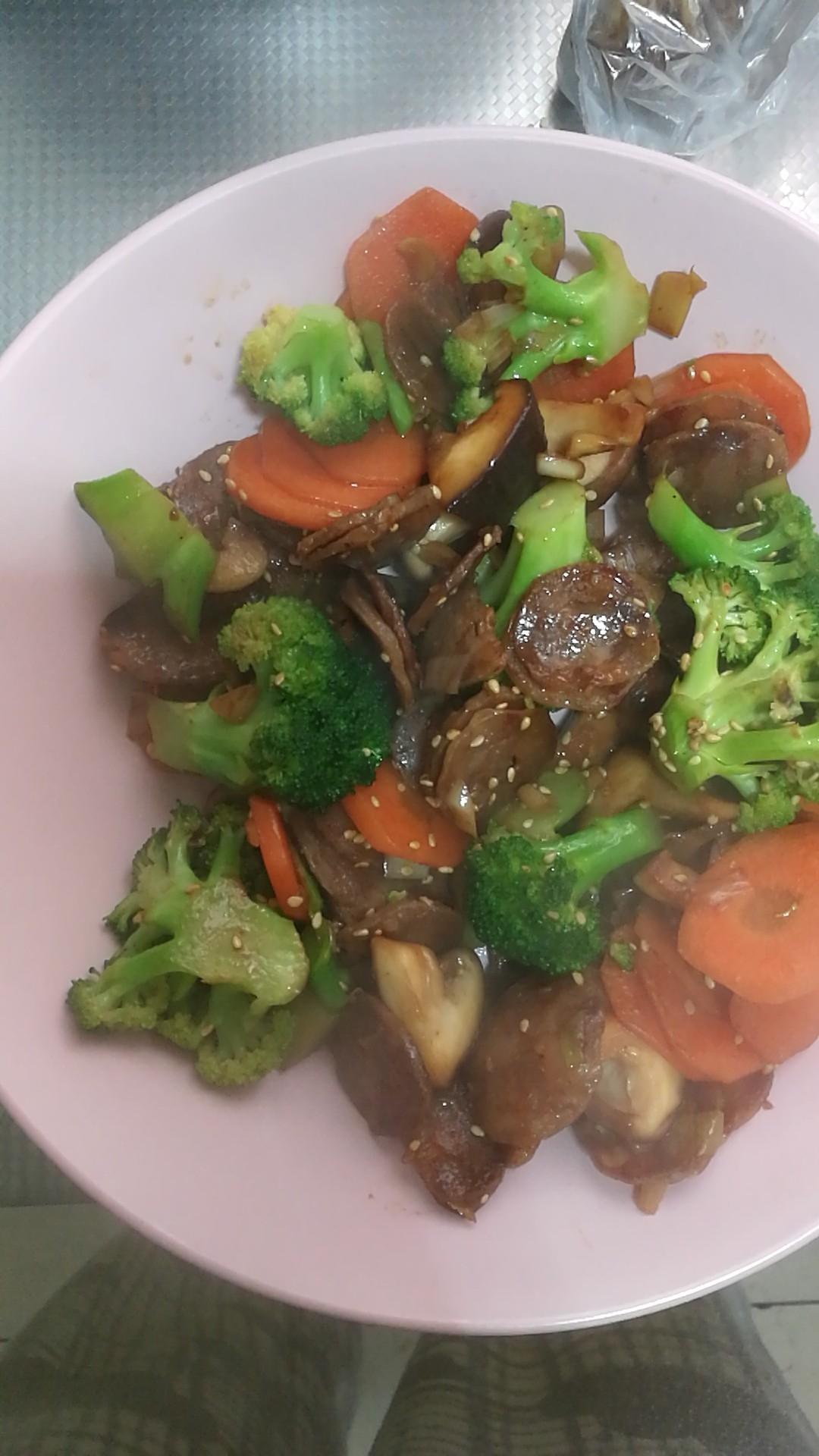 腊肠/香肠炒西兰花香菇胡萝卜