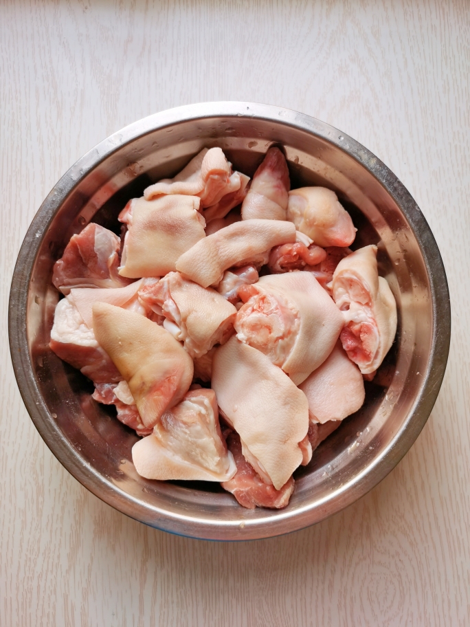 香辣猪蹄炖鸡爪，肥而不腻，酥烂入味的做法 步骤1