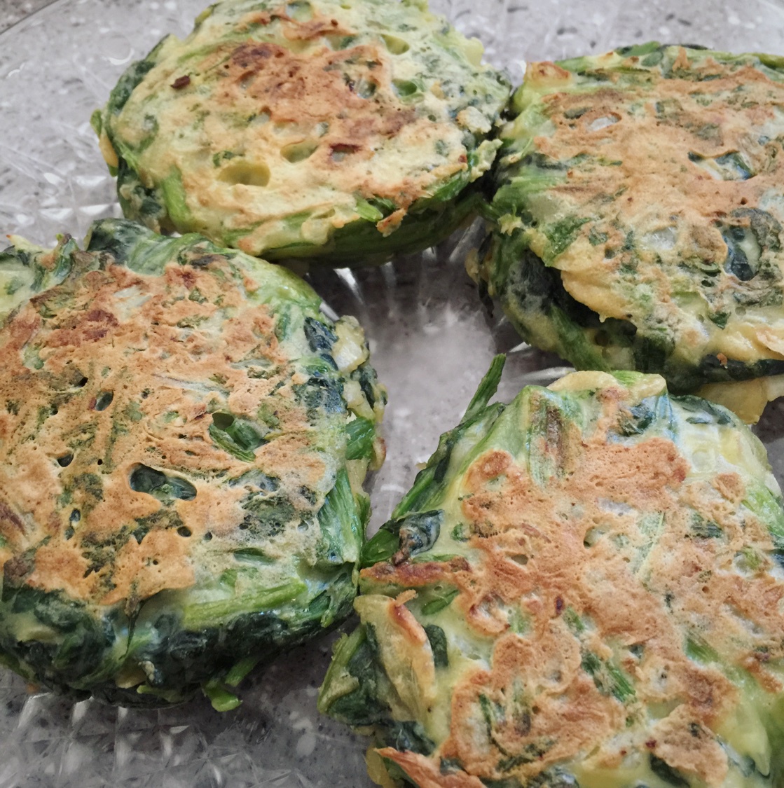 菠菜虾皮鸡蛋饼
