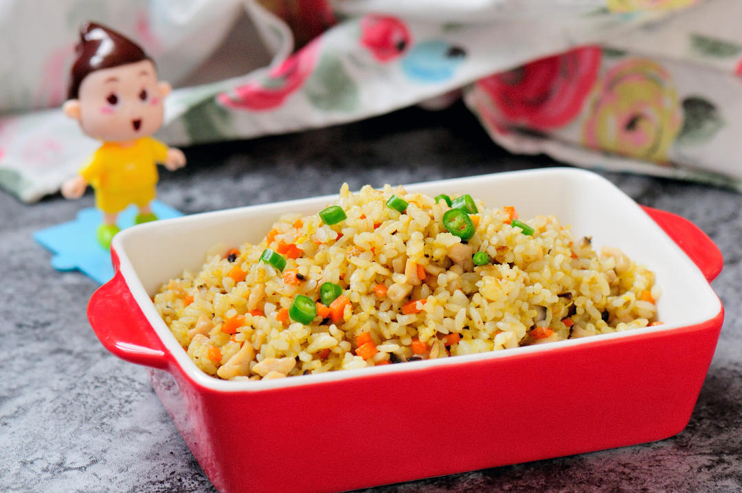 香菇鸡丁胡萝卜蛋炒饭 有菜有肉营养丰富的快手宝宝餐