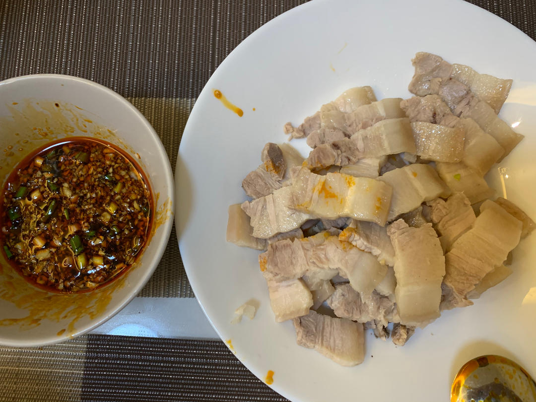 有时候，真的忍不住，搞一盘蒜泥白肉
