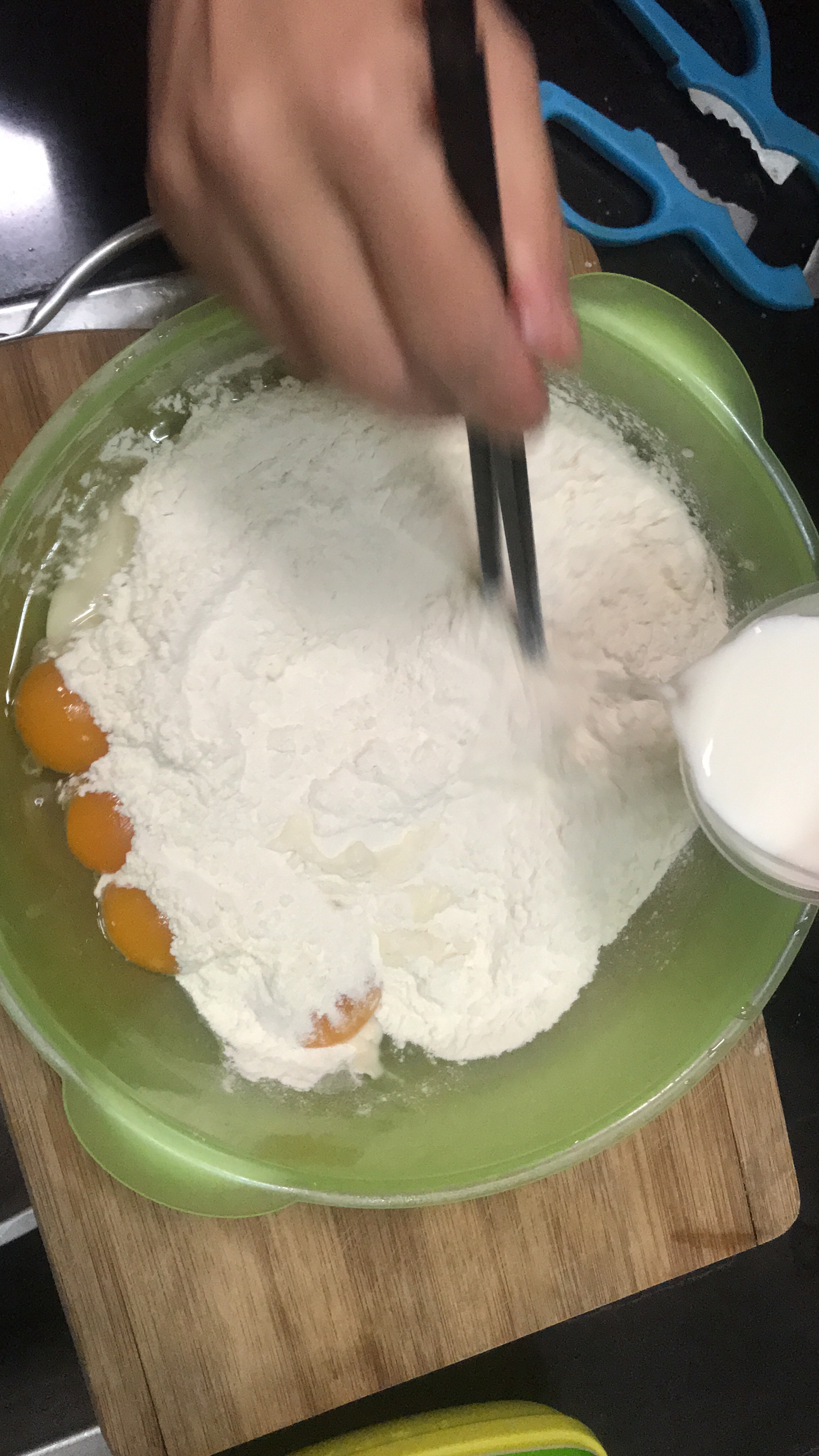 简易版电饭煲酸奶蛋糕的做法 步骤3