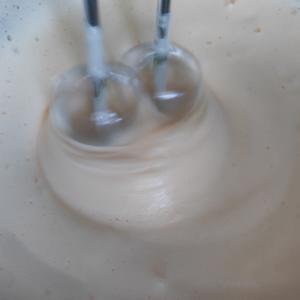 【无糖】蔓越莓蜂蜜牛奶纸杯蛋糕的做法 步骤5