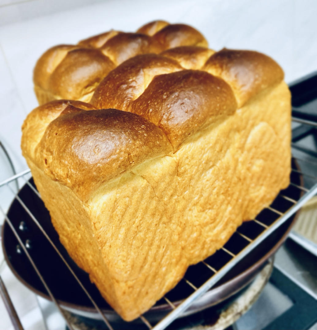 超级浓郁柔软的布里欧修吐司