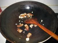 腊肉炒油麦菜的做法 步骤3