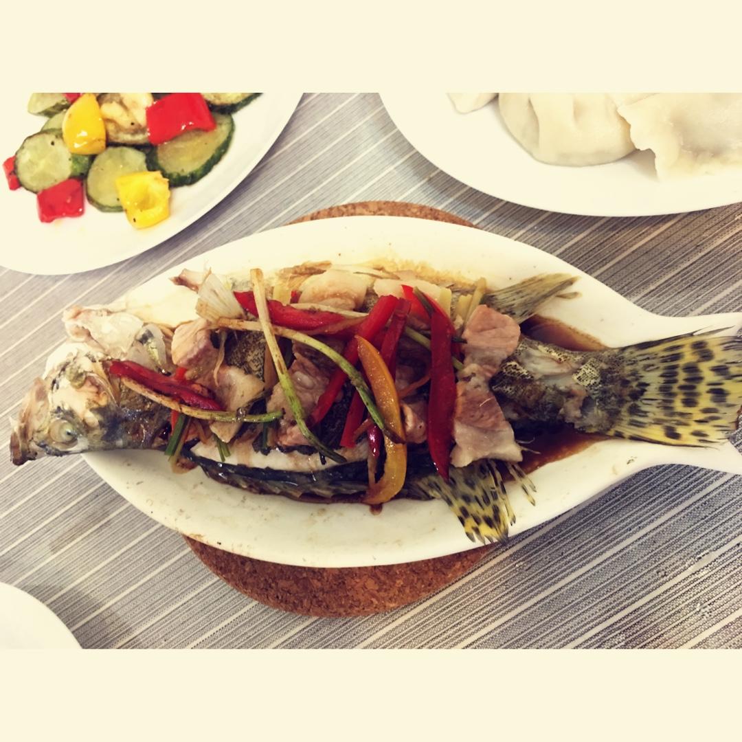 五花肉蒸鱼
