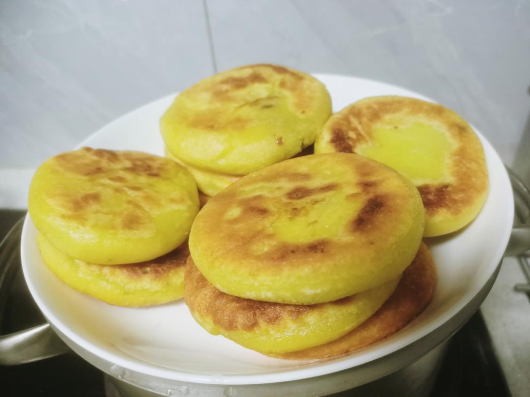 黄米面豆沙饼，我觉得叫黄粘饼挺好
