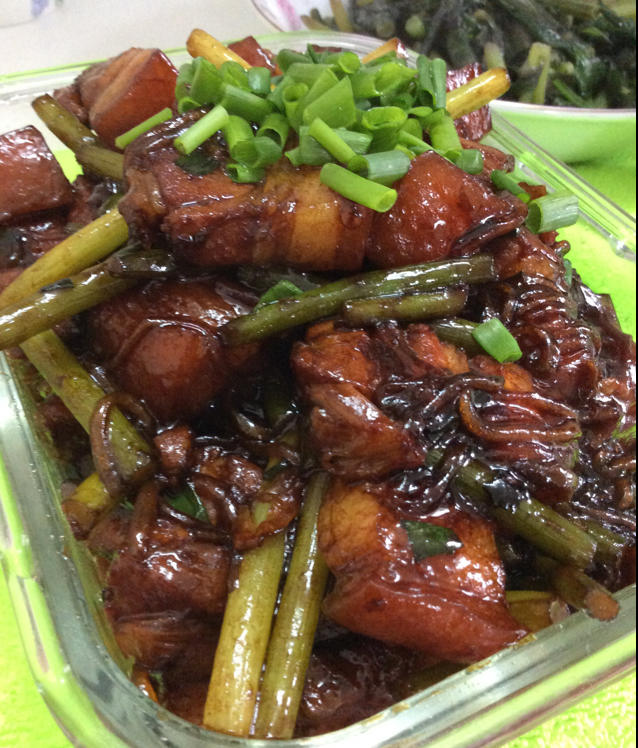 红烧肉焖蒜薹