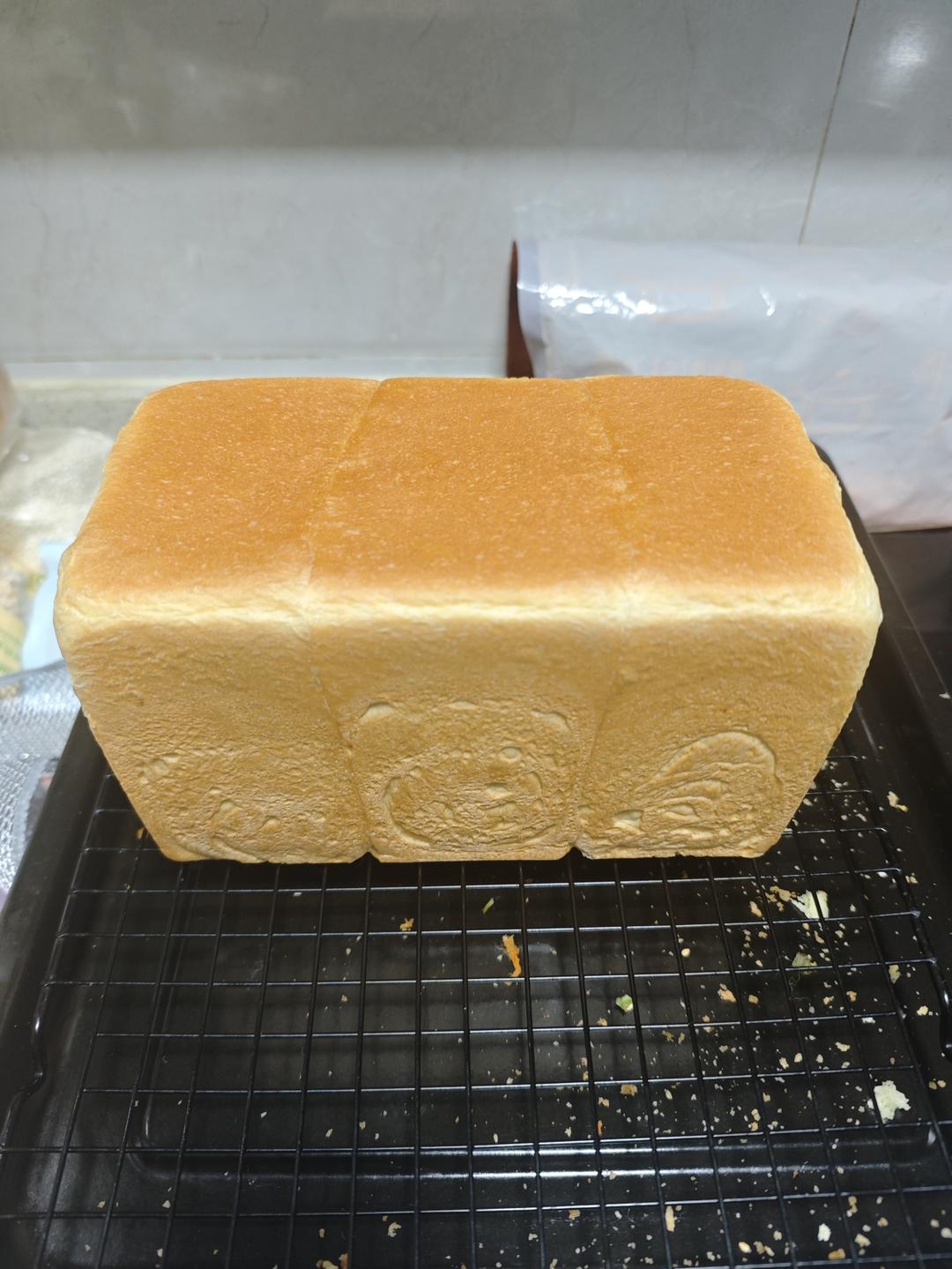 一次发酵的牛奶吐司，省事儿但依旧松软