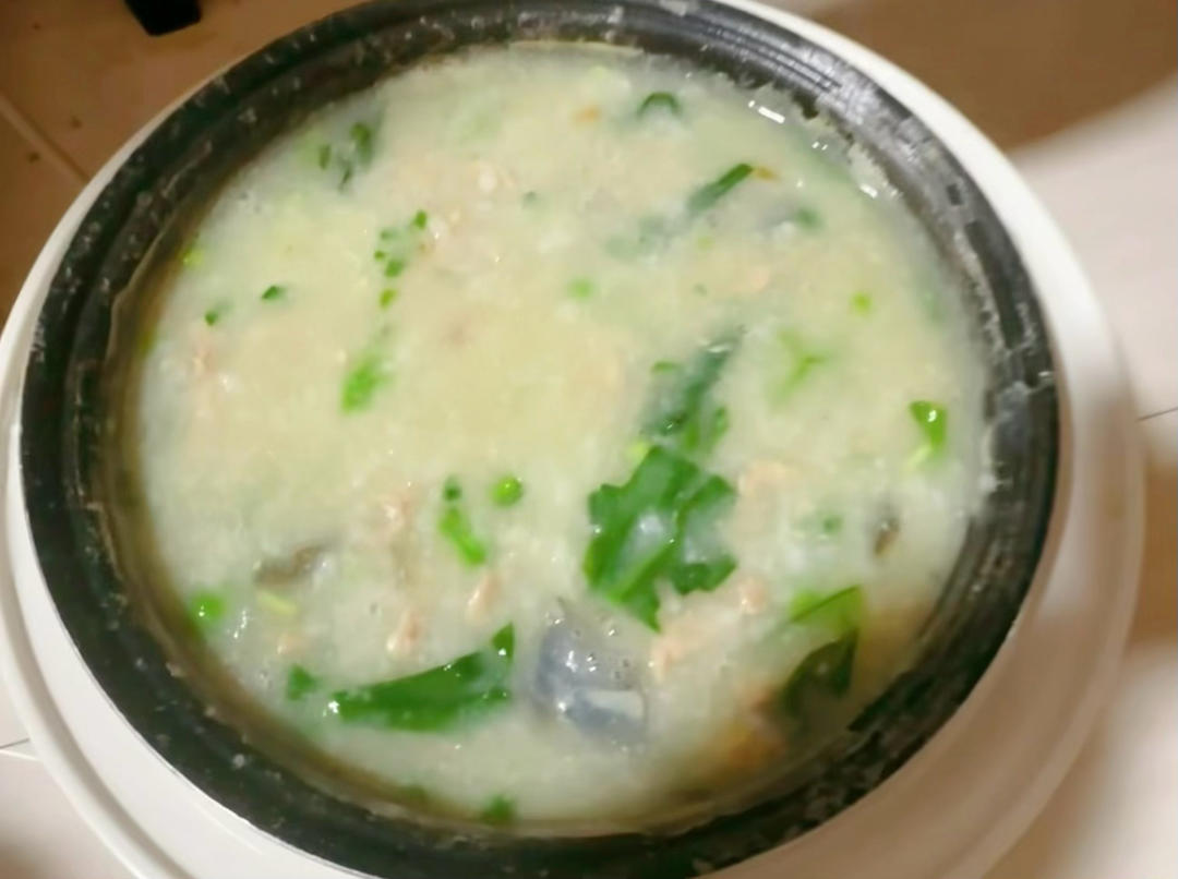 妈妈👩教我做的皮蛋瘦肉粥🥣简单快捷美味😋