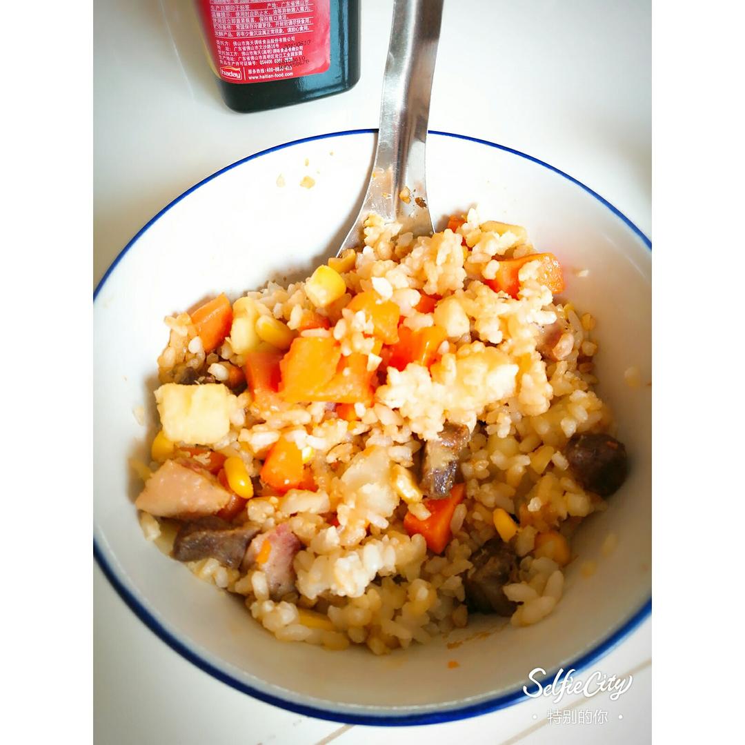 超快手的电饭锅腊肠焖饭