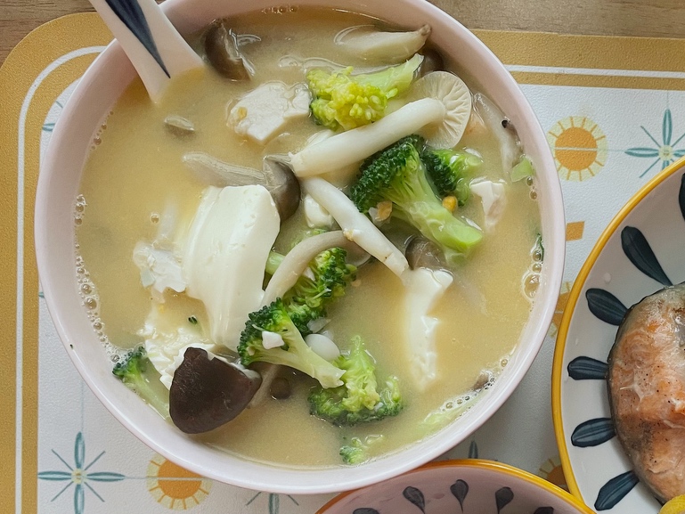 咸蛋黄菌菇豆腐汤