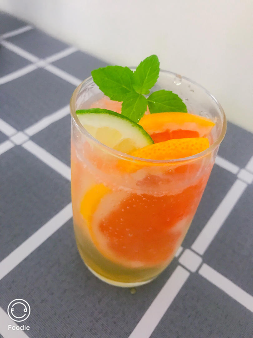 清新爽口冰凉夏日西柚青柠特饮