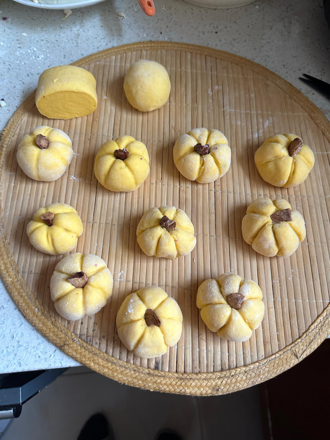 新手也可以--详解如何做出人见人爱、金黄的南瓜馒头