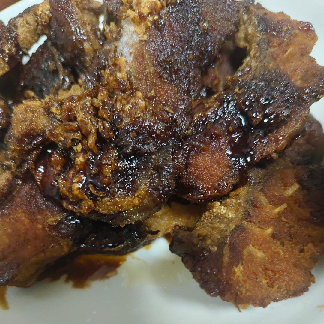 大厨教你苏式熏鱼爆鱼做法，外酥里嫩，酱香回甜，酱汁火候是关键