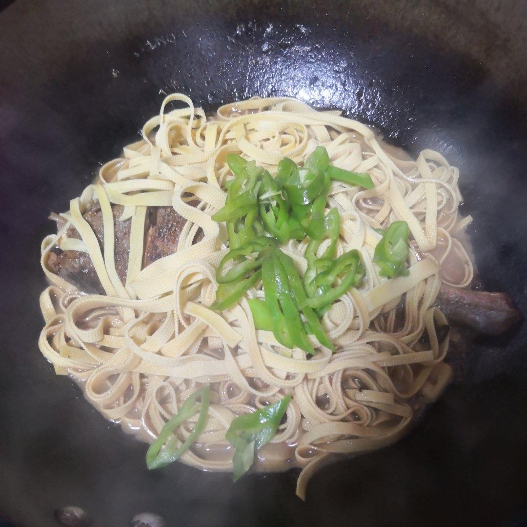 好吃的家常炖鱼，万能炖鱼料，今天三道鳞炖粉条