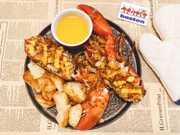 烤澳洲龙虾尾配海鲜馅料 Broiled Seafood Stuffed Lobster Tail