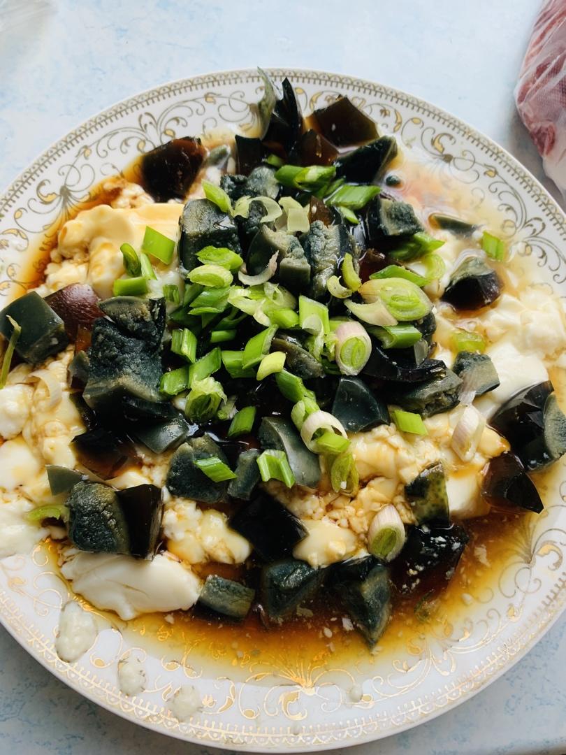 最简单的凉拌皮蛋豆腐(内酯豆腐松花蛋的最简单做法)