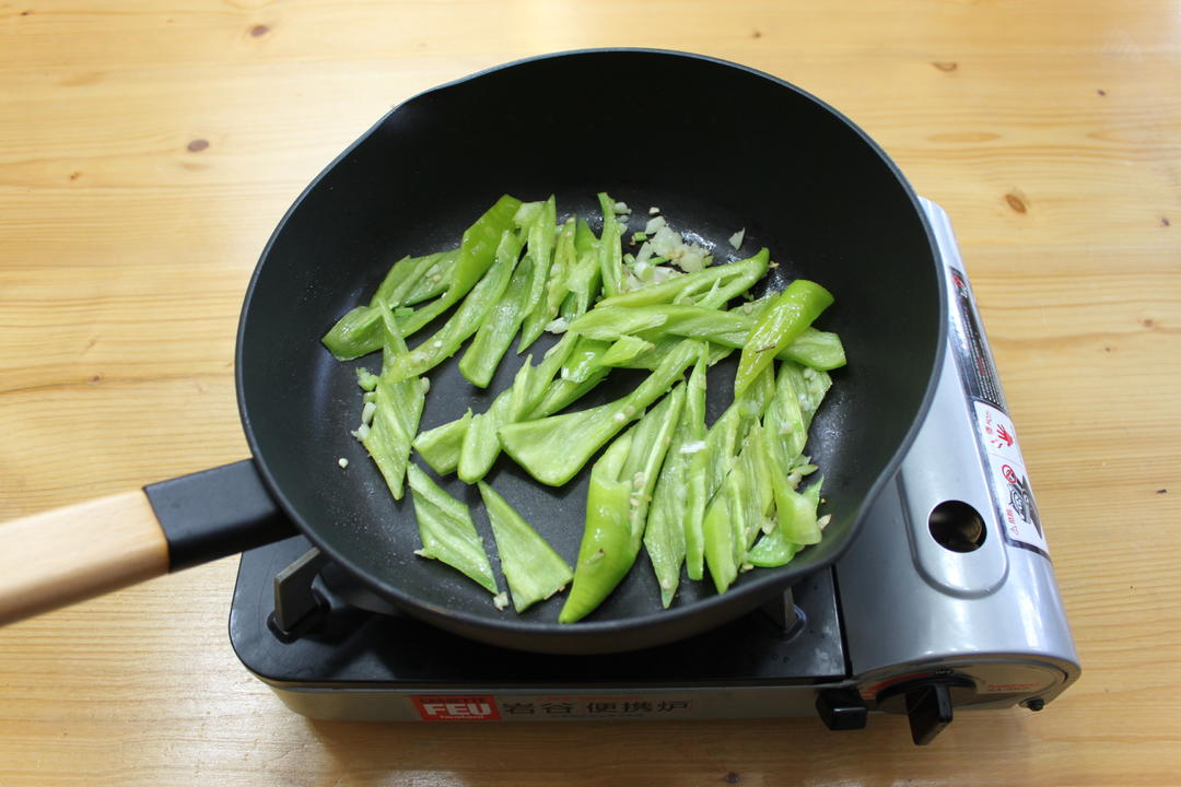 佟小鹤的家常菜--干豆腐炒青椒的做法 步骤5