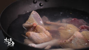 【无花果雪梨炖鸽子汤】降温了！快端上这锅汤，醇香味浓料扫光的做法 步骤3