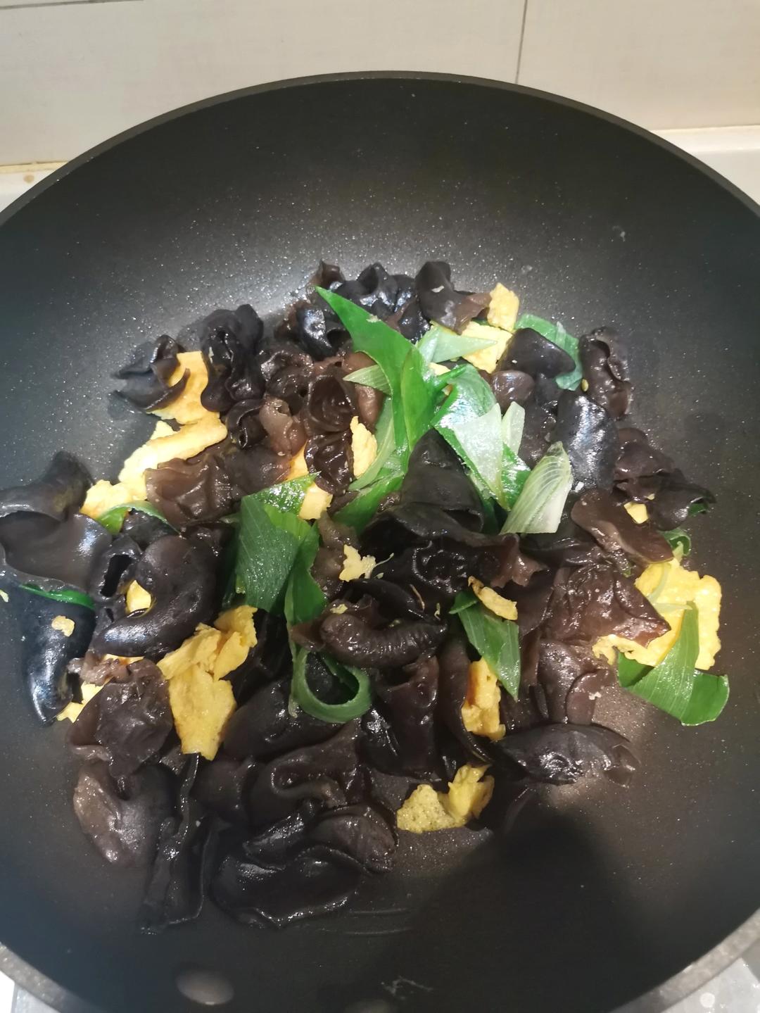 大葱木耳炒鸡蛋