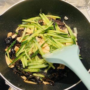 hin鲜美❤️木耳黄瓜炒干豆腐的做法 步骤16