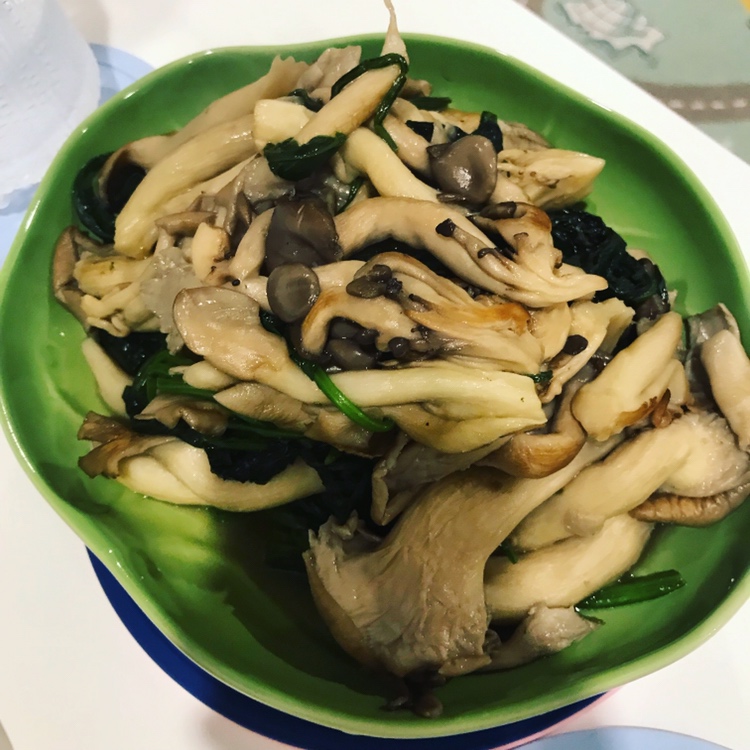 菠菜炒蘑菇