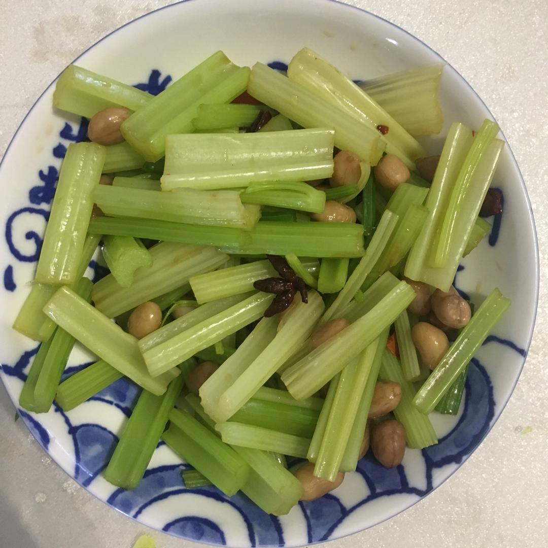 西芹胡萝卜拌花生