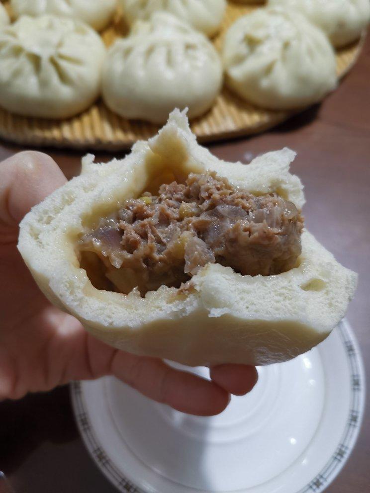 鲜美多汁的洋葱牛肉包子