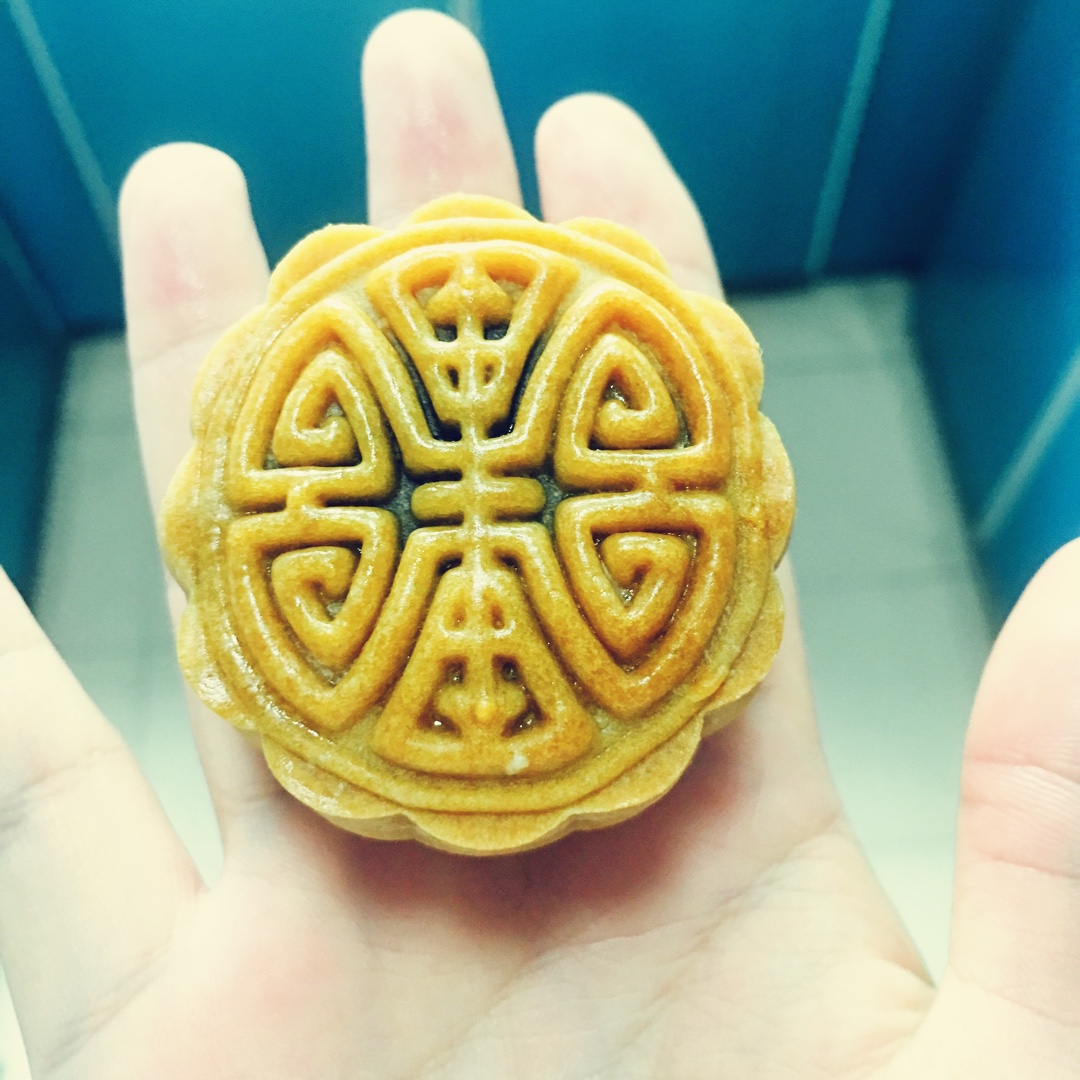 广式月饼—蛋黄芝麻月饼