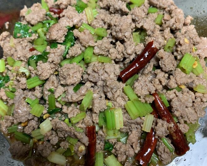 一道简单易做的家常菜😋家人都爱吃的“爆炒芹菜牛肉沫”的做法