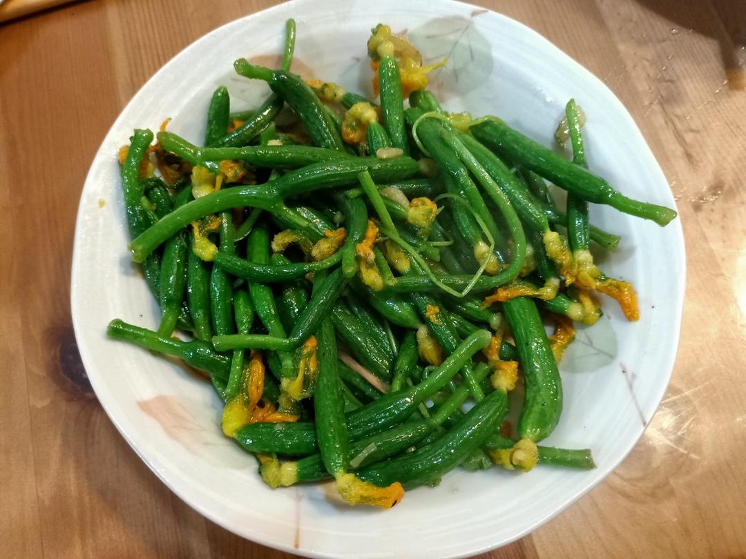清炒顶花小黄瓜
