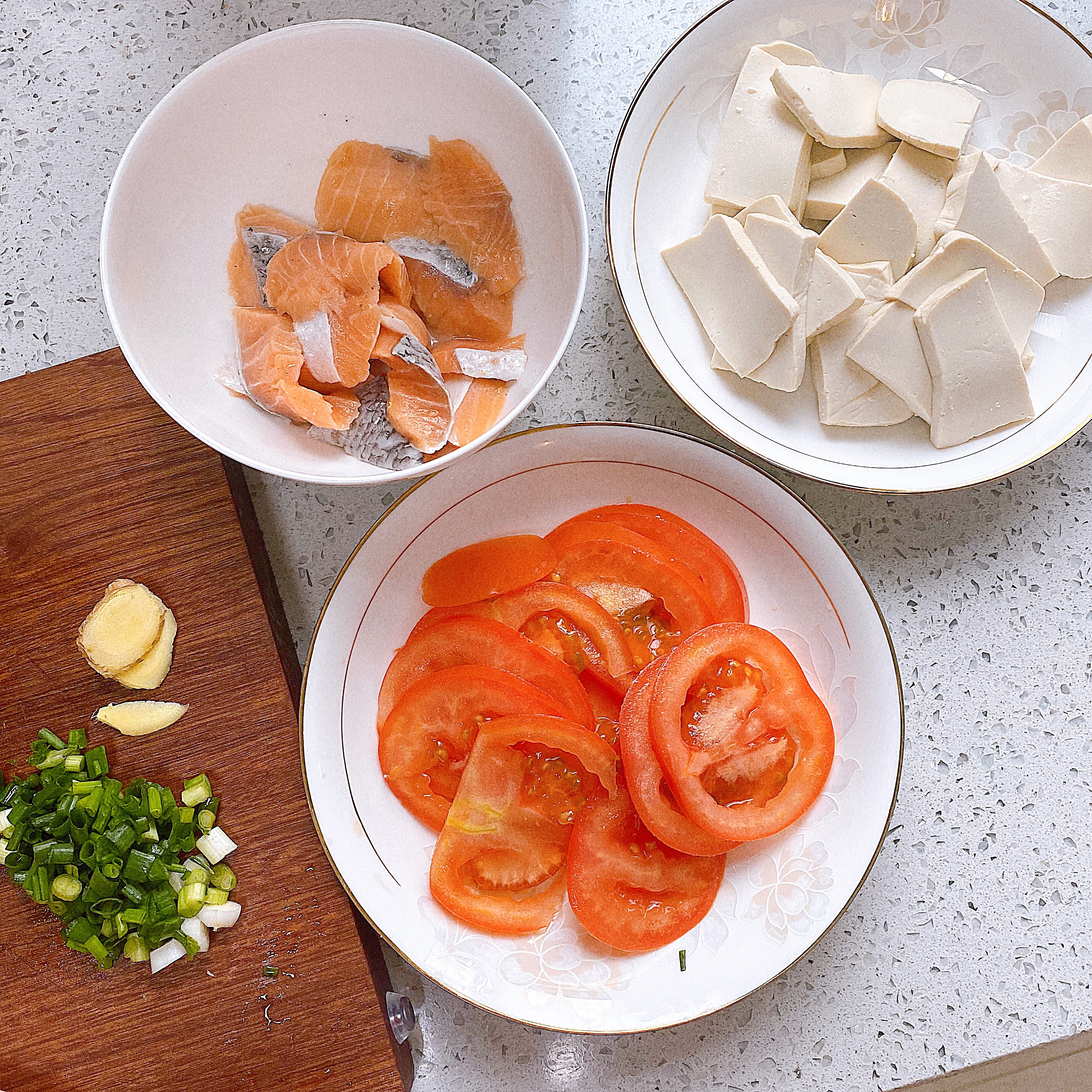 冬日暖心三文鱼番茄豆腐浓汤的做法 步骤2