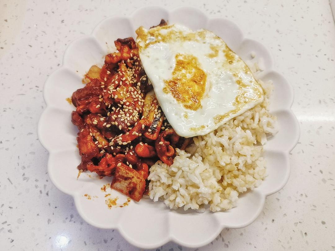 辣炒五花肉鱿鱼盖饭