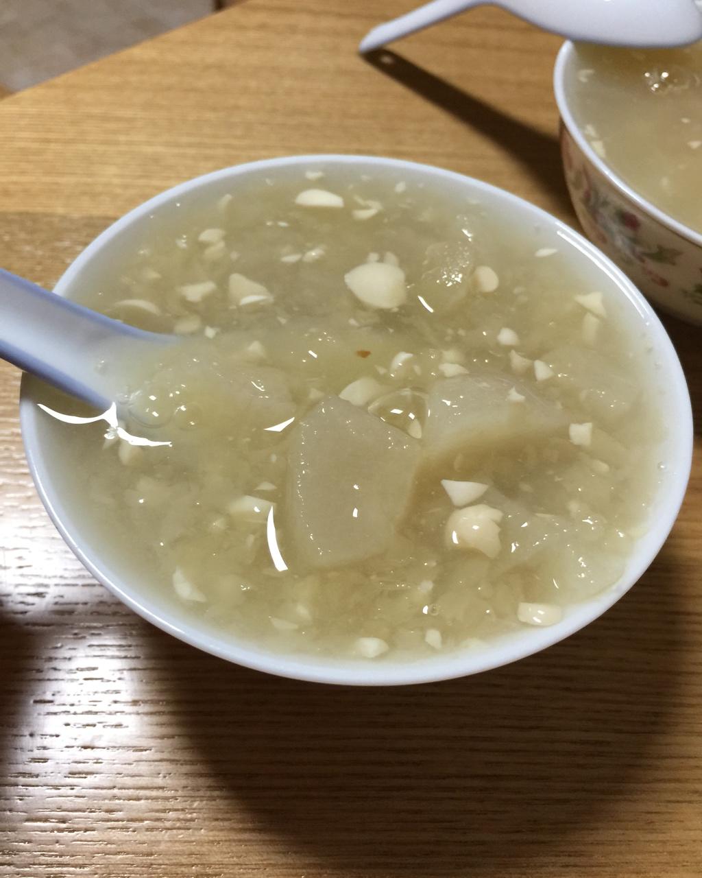 南北杏银耳雪梨羹