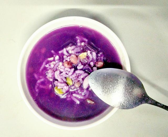 宿舍党美食：紫薯糙米莲子粥的做法