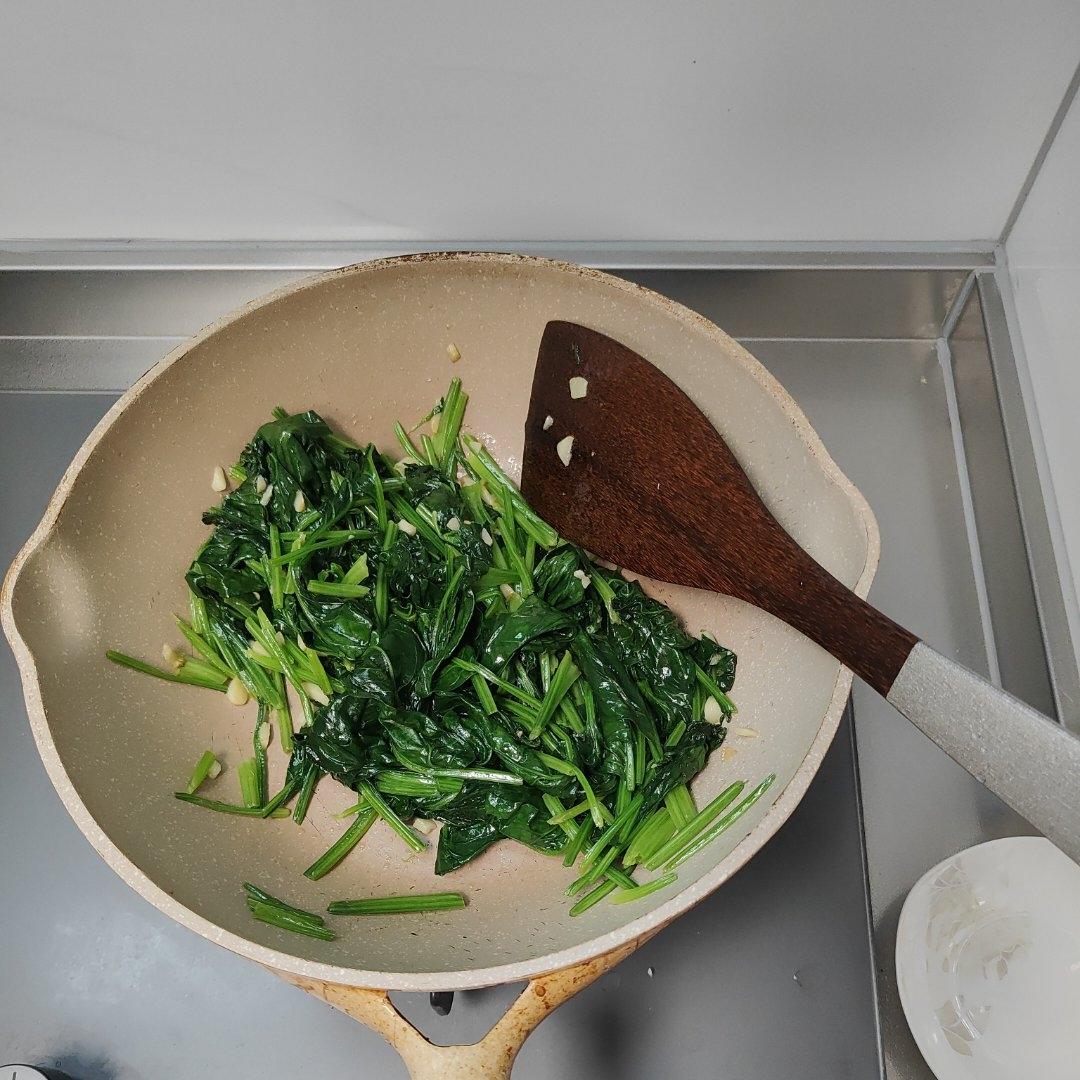 不涩口又嫩的清炒菠菜