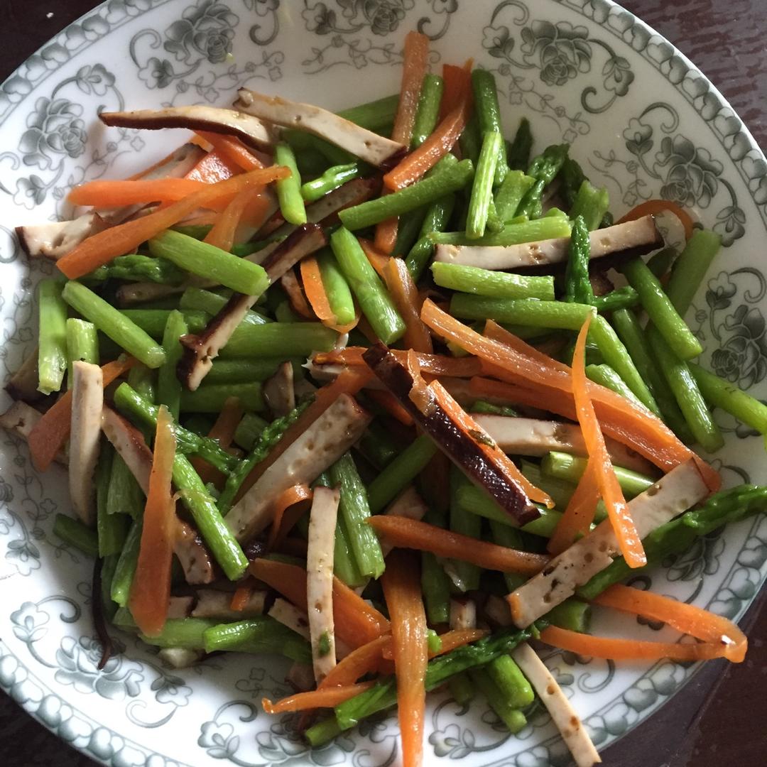 芦笋胡萝卜香菇小炒