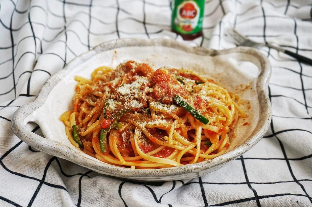 采蘑菇的西兰花做的拿波里意大利面