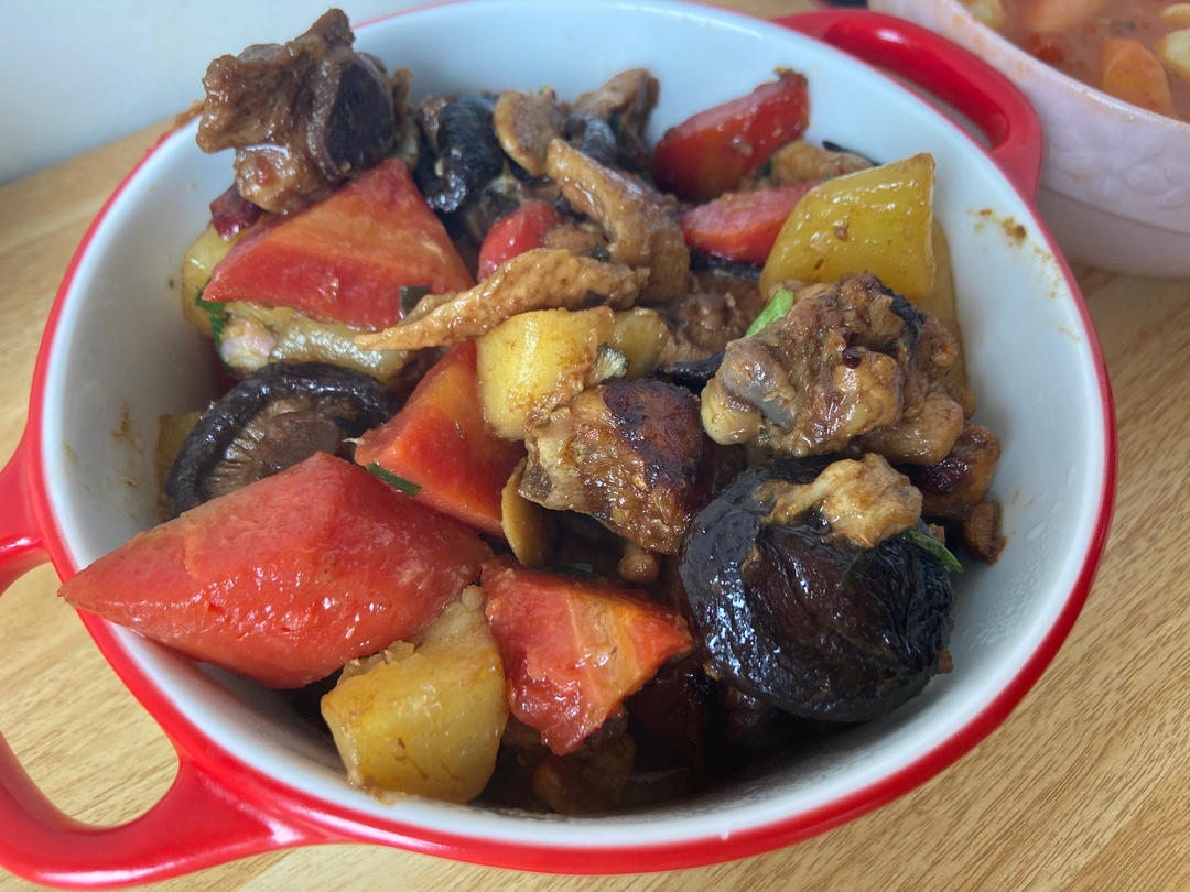 鸡腿炖土豆蘑菇
