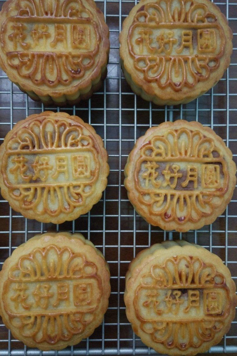 广式月饼－－蛋黄豆沙月饼